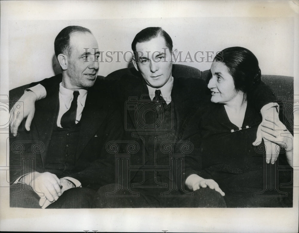 1935 Parents Reunited With Their Son After Missing For 20 Years - Historic Images