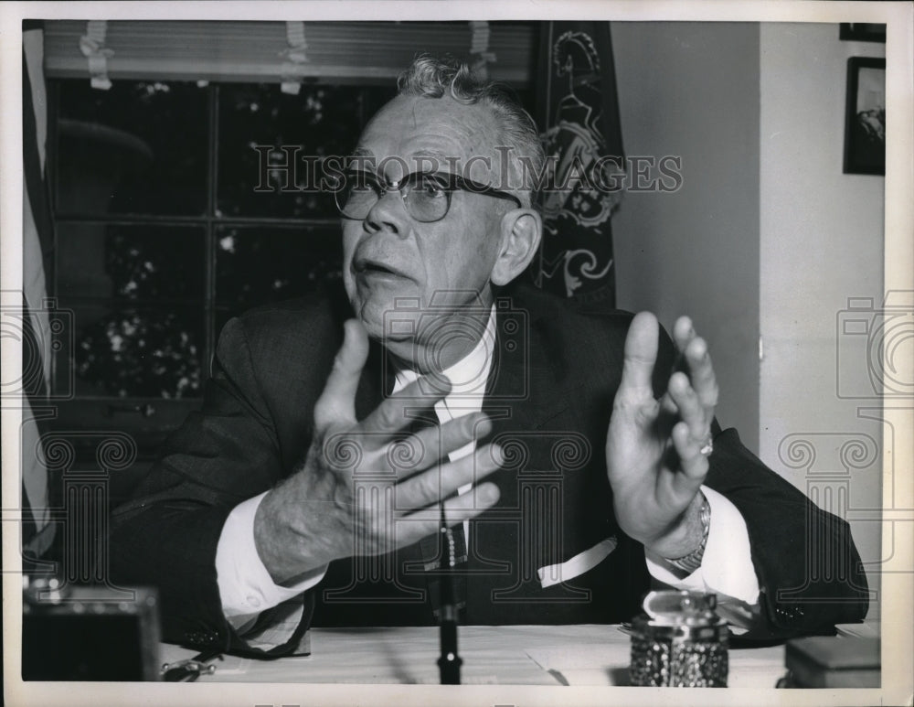 1959 Press Photo Rep. Carroll D. Kearns talked ton newsmen at his Capitol Office-Historic Images