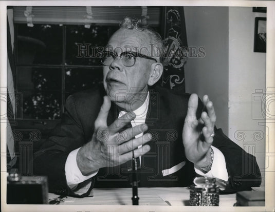 1959 Press Photo Rep. Carroll D. Kearns talked ton newsmen at his Capitol Office-Historic Images