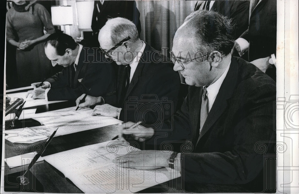 1963 Press Photo US, Britain, USSR test ban treaty signed, Sir D Ormsby,D Rusk - Historic Images