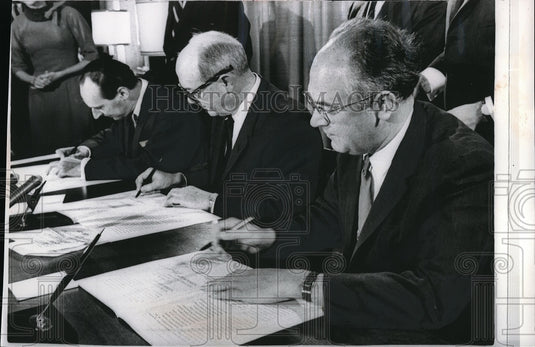 1963 Press Photo US, Britain, USSR test ban treaty signed, Sir D Ormsby,D Rusk - Historic Images