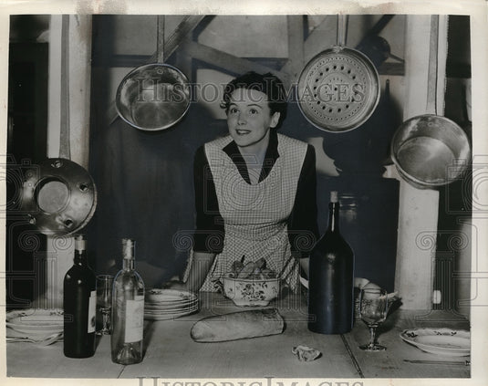 1953 Press Photo Mrs Monique Lavand cookin Bordeaux chicken - Historic Images