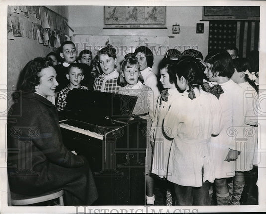 1956 Press Photo Pianist Carla Martinelli & kids at school in Verona Italy-Historic Images