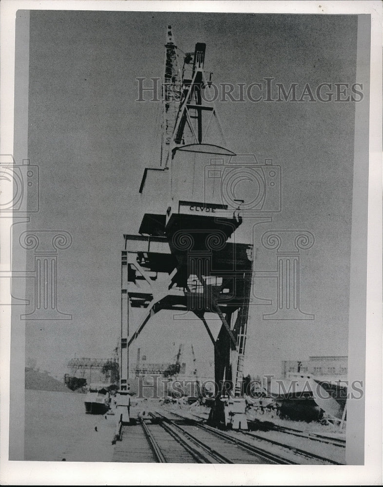 1954 Press Photo Heavy lift crane at municipal open dock in Milwaukee WI - Historic Images