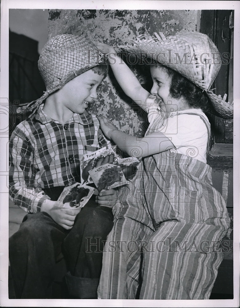 1953 Press Photo Elena Sproviero adjusts Albert Olivers straw hat - Historic Images