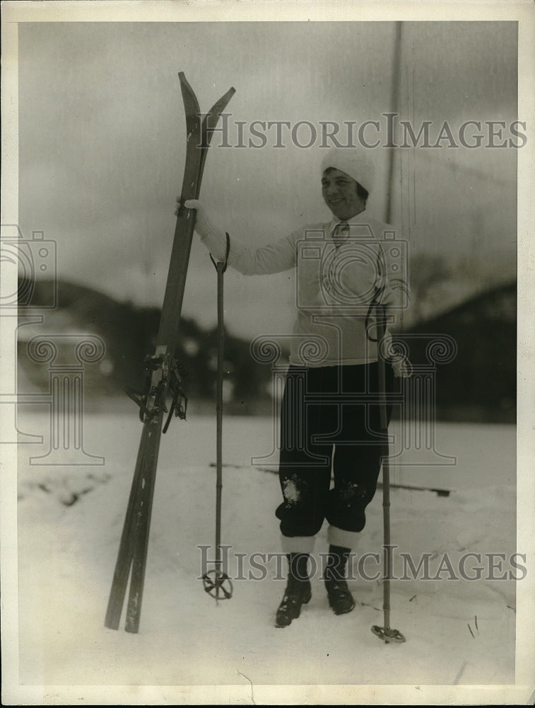 1929 Press Photo Mrs Thomas Russell Jr skiing at Lake Placid NY - Historic Images