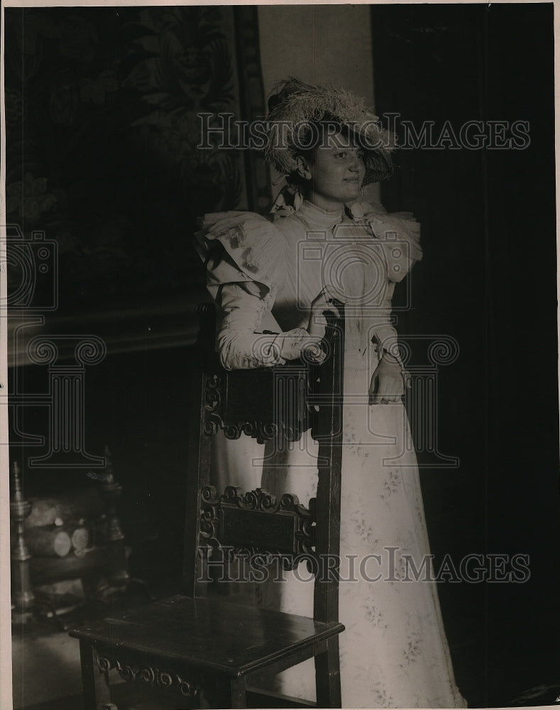 1920 Press Photo Elizabeth Hillis graduates from Smith College in grandmoms gown - Historic Images