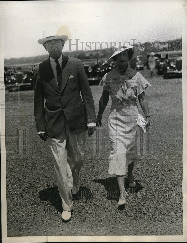 1934 Press Photo Mr.J.Harlin O&#39;Connell &amp; Mrs. Giraud Elliot at Baileys Beach - Historic Images