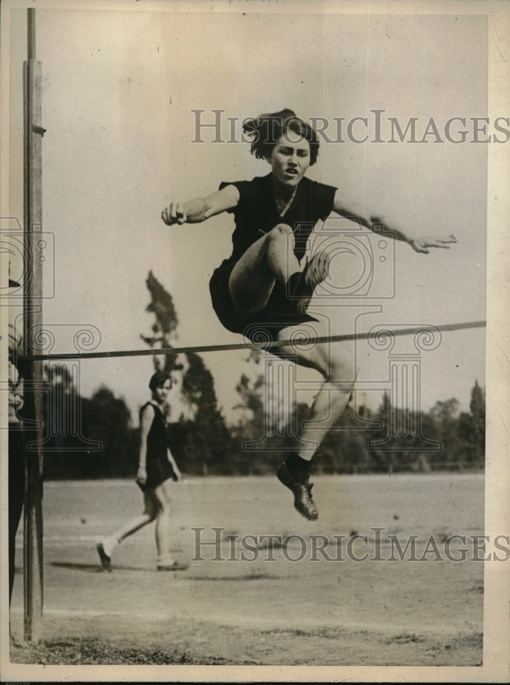 1926 Press Photo Elvira Peterson making her high Jump in Pasadena Athletic Club-Historic Images
