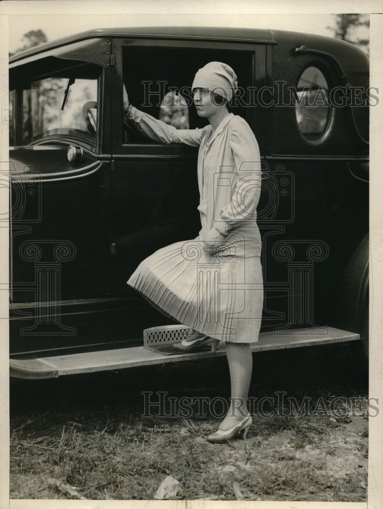 1926 Press Photo Mrs.W.Tyson Hawward Jr. attend the Annual Babylon Show - Historic Images