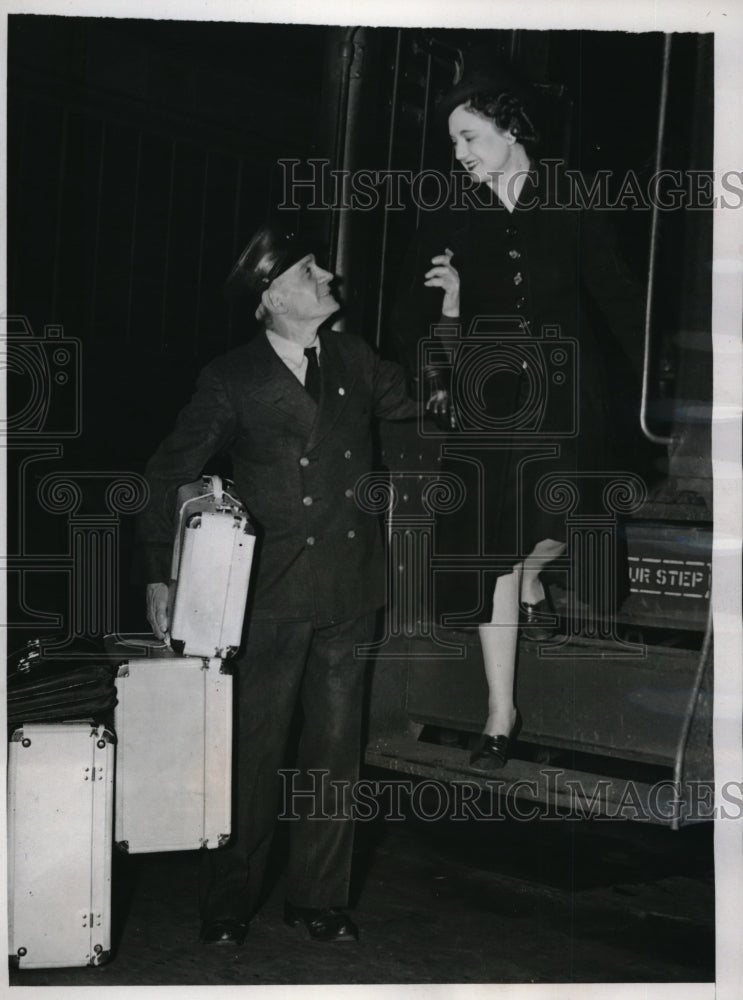 1938 Press Photo Red Cap Robert Irvine , Miss Jene Eggert La salle street - Historic Images