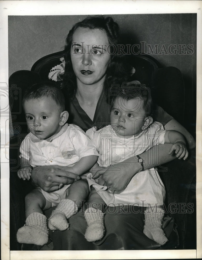 1943 Press Photo Mrs Phillip Mancuso & twins Phillip & Mary Anne Phila ...