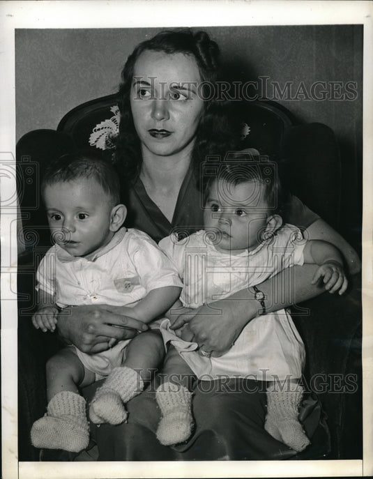 1943 Press Photo Mrs Phillip Mancuso & twins Phillip & Mary Anne Philadelphia PA - Historic Images