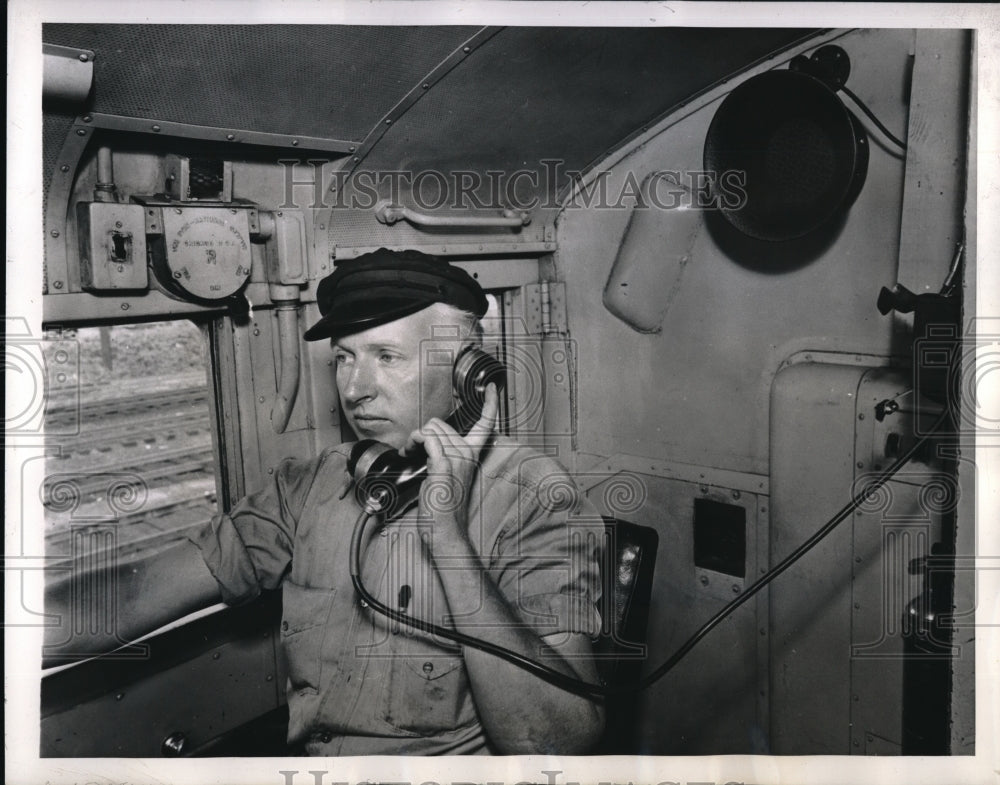 1944 Press Photo Seaboard engineer CW Tennant uses radio telephone - Historic Images