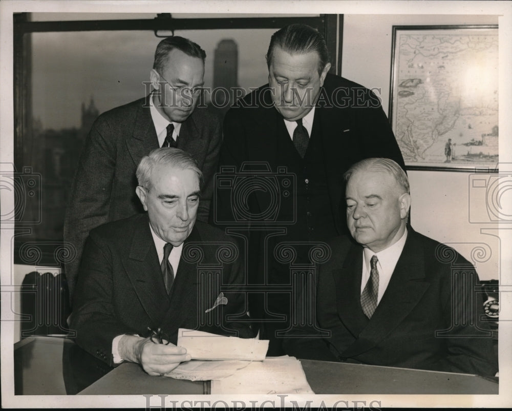 1939 Meeting of Committee at Finnish Relief Fund - Historic Images