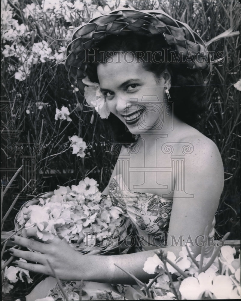 1952 Press Photo Virginia Tibbetts &amp; orchids at CA International Flower show - Historic Images