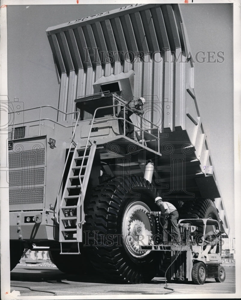 1972 Press Photo Largest tires on the 200 ton dump Truck by Goodyear - Historic Images