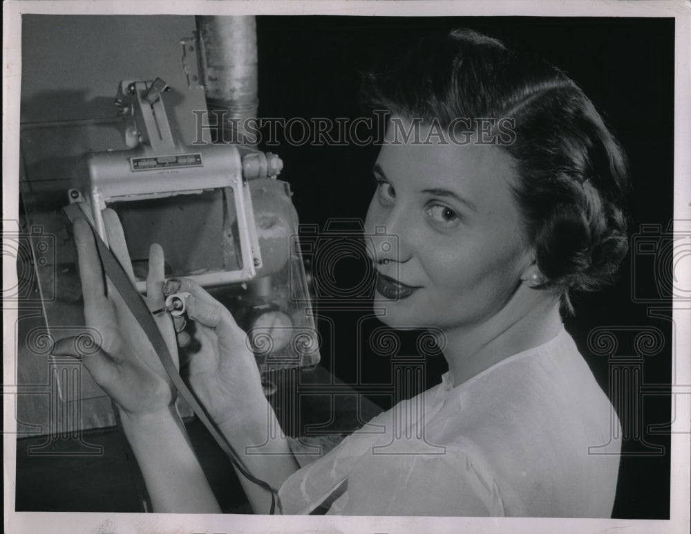 1955 Press Photo Mrs. Edward J.Gabor eared her $6600 at Thompson Product Co-Historic Images