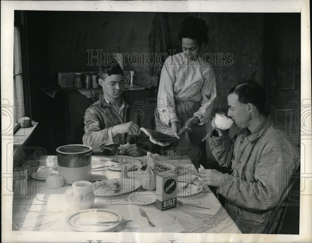 1940 Press Photo Mrs. Thomson Serving Lunch To Ruey Swann And Mr. James Thompson - Historic Images