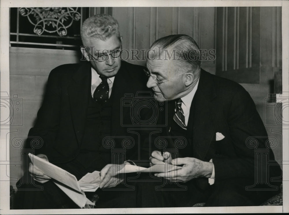 1938 Press Photo Frank Tripp Gives Figures To Frank Gannett-Historic Images