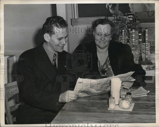 1946 Press Photo Former Army Sgt Claren Thompson & his mother look at clipping-Historic Images