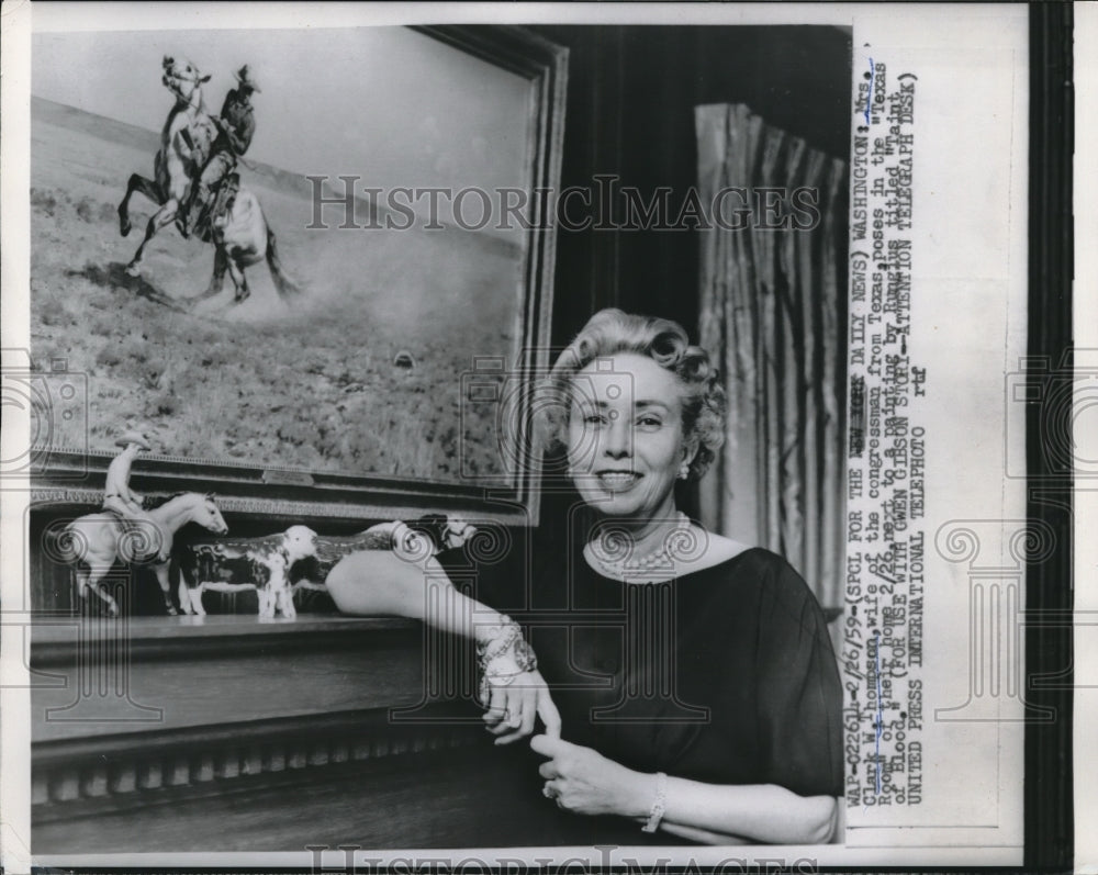 1959 Press Photo Mrs Clark Thompson wife of Texas congressman poses in home-Historic Images