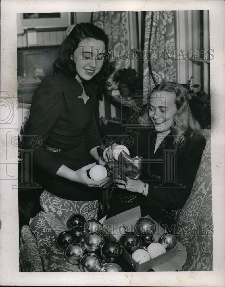 1946 Press Photo Peggy Taylor &amp; Alma Foster with Christmas ornaments in Ohio - Historic Images