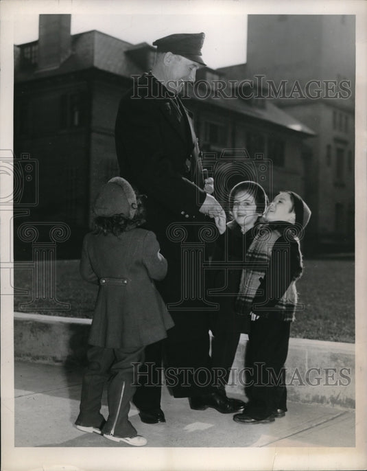 1951 Press Photo Cleveland patrolman Simon Tulley & kids Dale Green - Historic Images