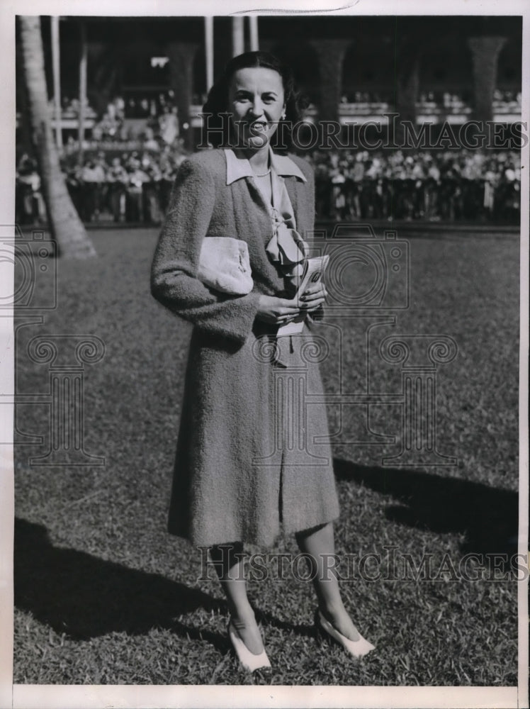 1946 Press Photo Harriet Theobald of Chicago at Hialeah track in Miami Florida - Historic Images