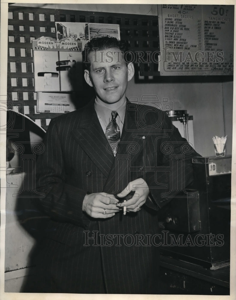 1946 Press Photo Former Army Sgt Claren Thompson wants to adopt Italian boy- Historic Images