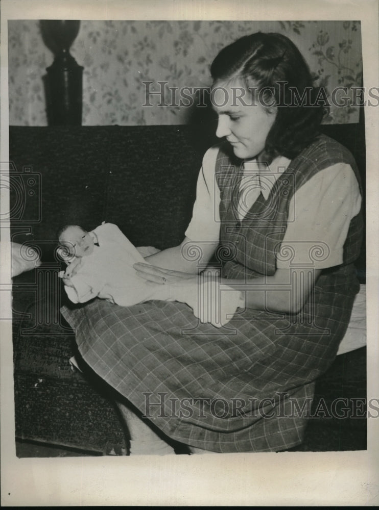 1945 Press Photo Ashtabula Ohio Mrs Walter Toland &amp; son Dickie who weighs 2 lbs - Historic Images