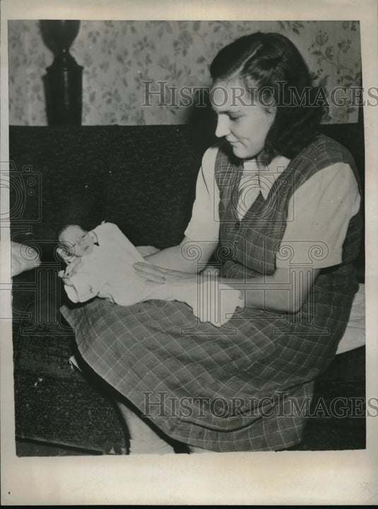1945 Press Photo Ashtabula Ohio Mrs Walter Toland & son Dickie who weighs 2 lbs - Historic Images