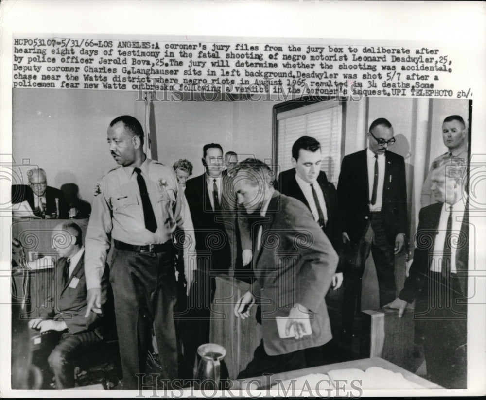 1966 Press Photo Jury leaves courtroom to deliberate in Deadwyler death trial - Historic Images