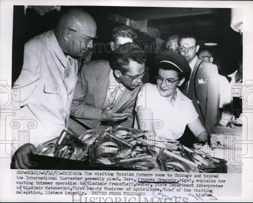 1955 Press Photo Russian farmers at International Harvester plant in Chicago - Historic Images