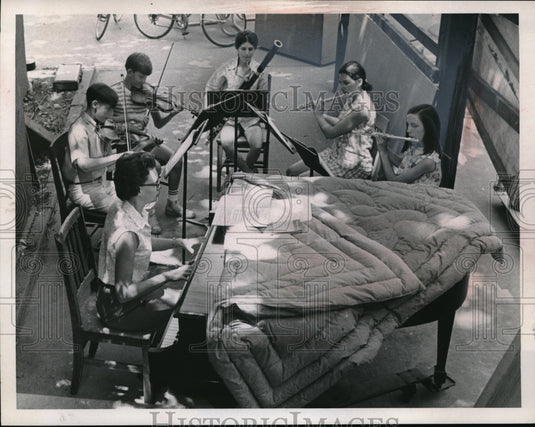 Press Photo Mrs William Thomass, Richard Grossman, Steve Harris in Cleveland-Historic Images