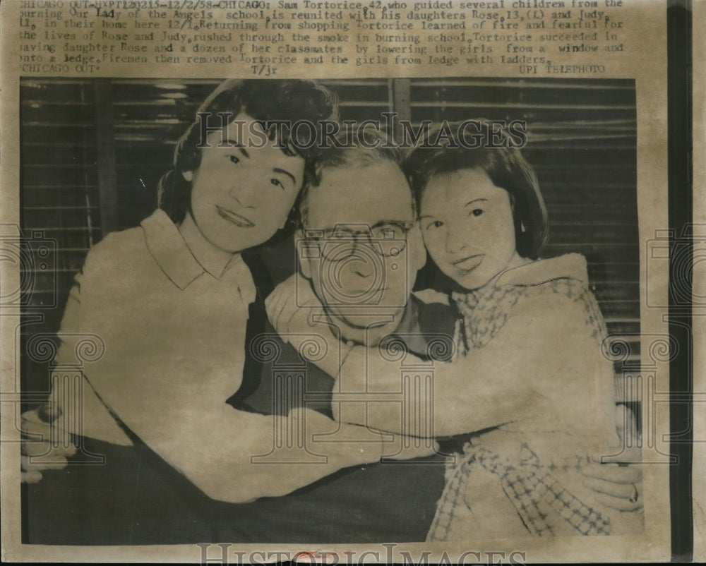 1958 Press Photo Chicago, Ill Sam Tortorice &amp; some children he saved from a fire - Historic Images