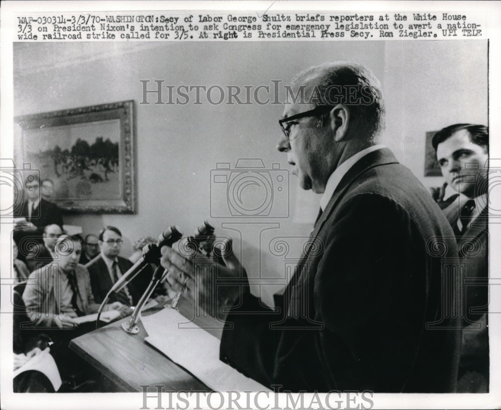 1970 Press Photo George Shultz Secy of Labor briefs reporters at the White House - Historic Images