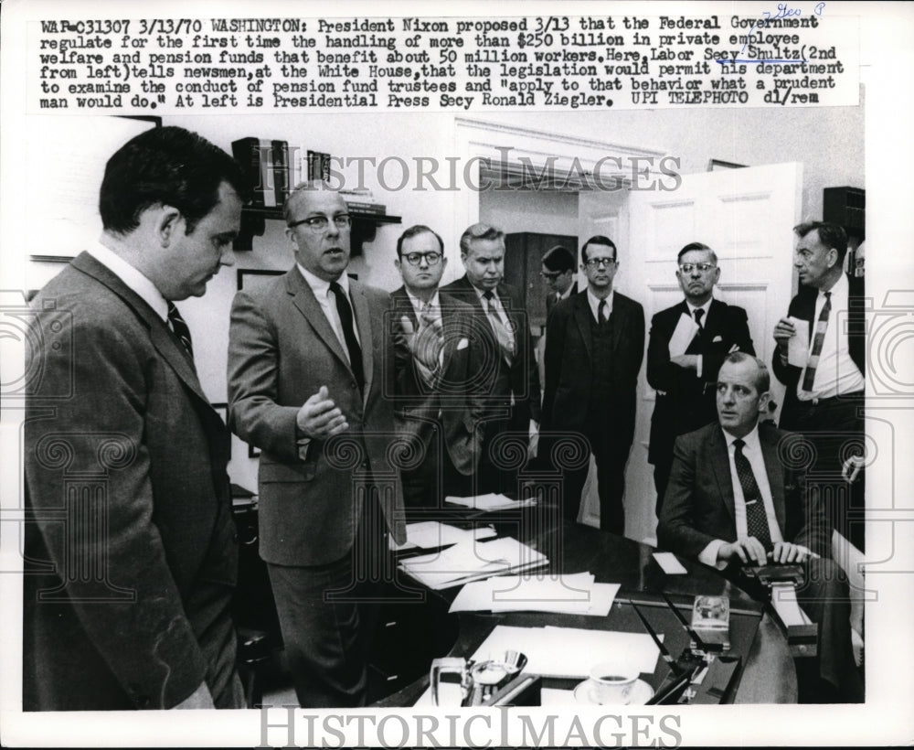 1970 Press Photo George Shultz Secy of Labor with newsman at the White House - Historic Images