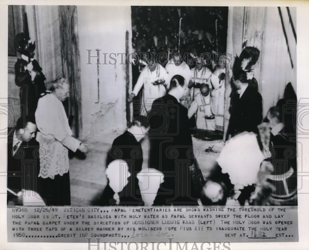 1950 Papal Penetentiaries Washing The Threshold Of The Holy Door - Historic Images