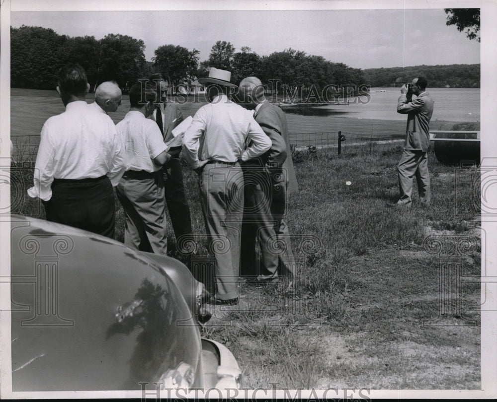 1954 Press Photo John Huesbsch att to USAF construction at Lake Geneva Wis- Historic Images