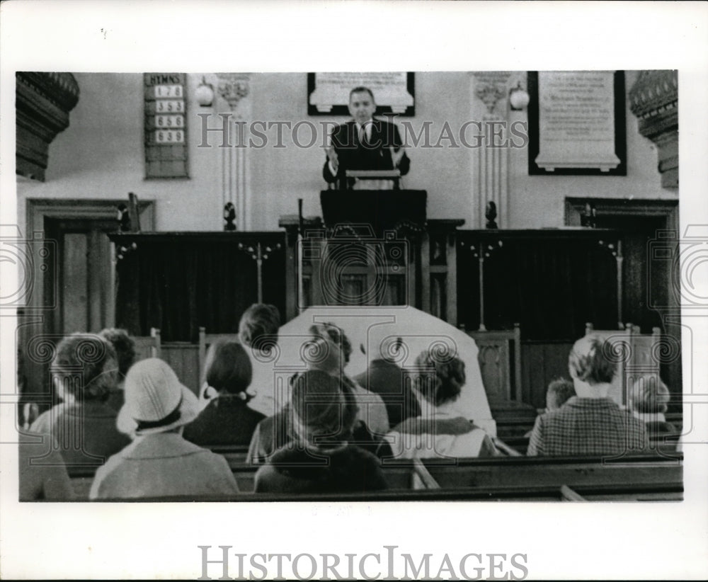 1966 Press Photo Rev Kenneth Hayes leads chapel service after disaster - Historic Images