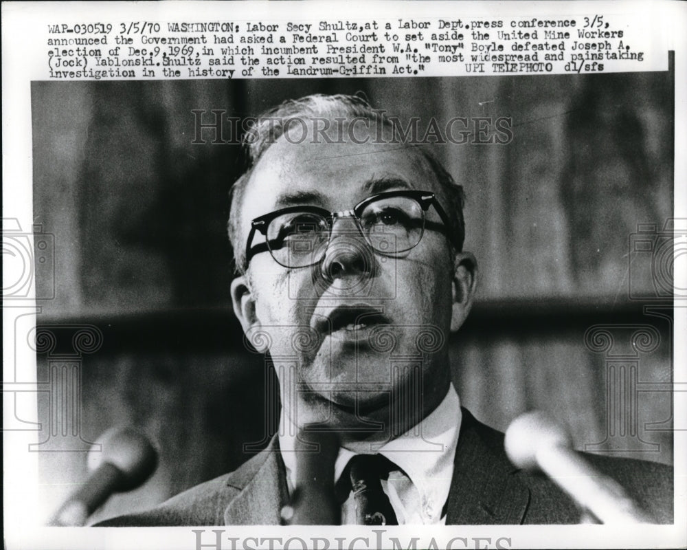 1970 Labor Secretary George Schultz holds news conference - Historic Images