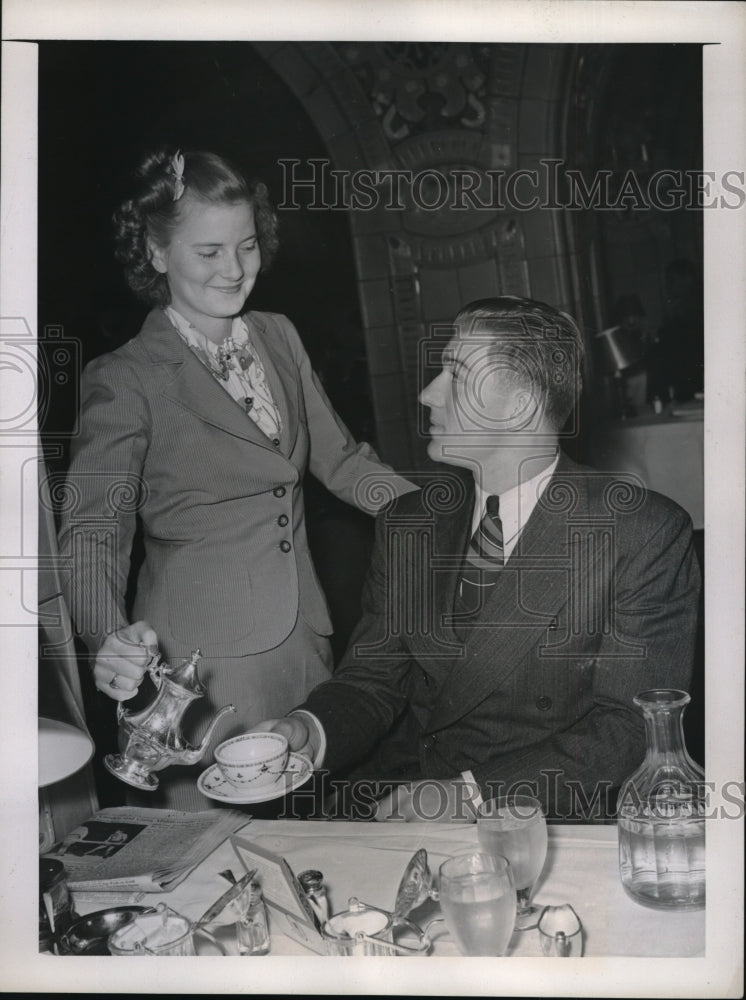 1939 Press Photo Gene Thompson Cincinnati Reds Pitched shown with his wife-Historic Images