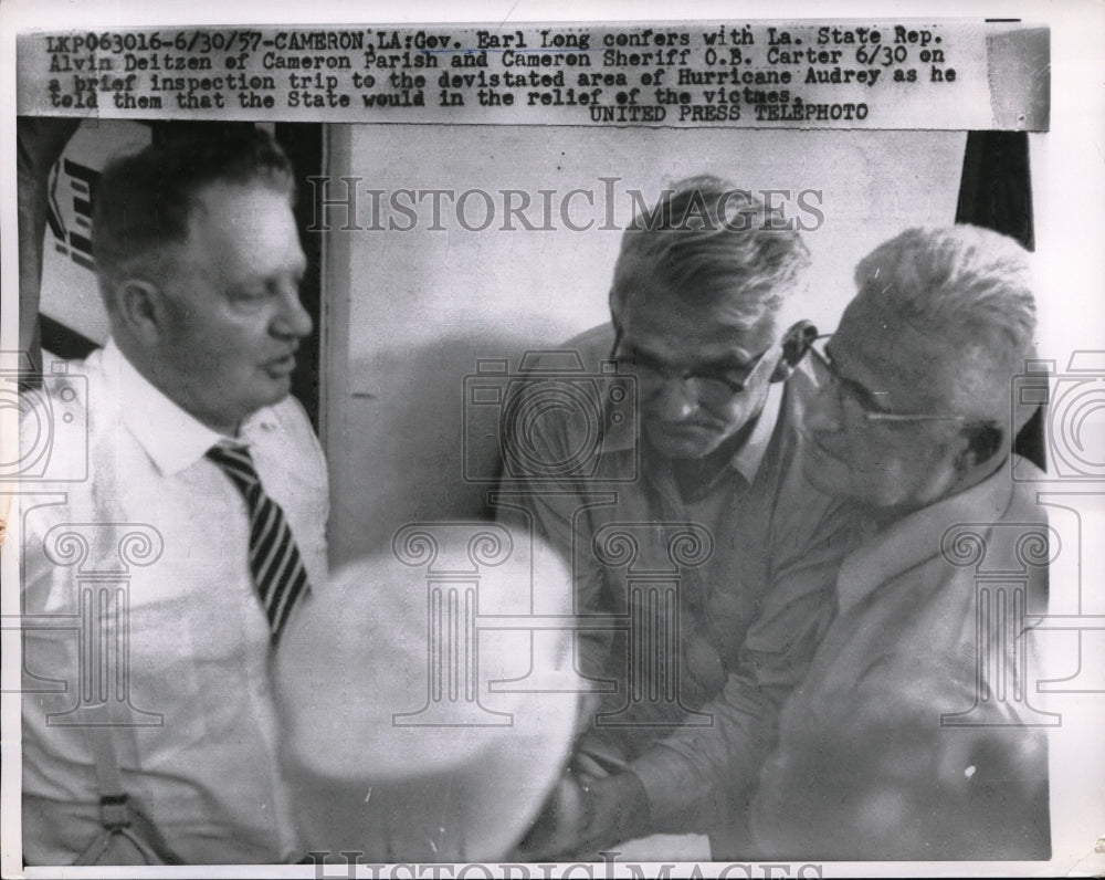 1957 Press Photo Louisiana Gov Earl Long confers with State Senator Deitzen - Historic Images