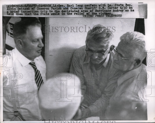 1957 Press Photo Louisiana Gov Earl Long confers with State Senator Deitzen - Historic Images