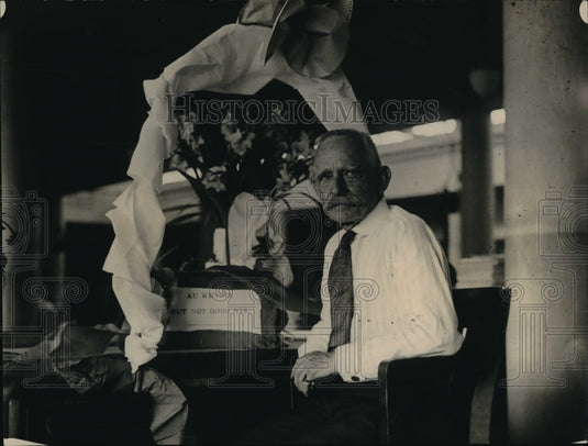 1922 Press Photo JWE Sarton 1st man retired from Navy Yard under new law- Historic Images