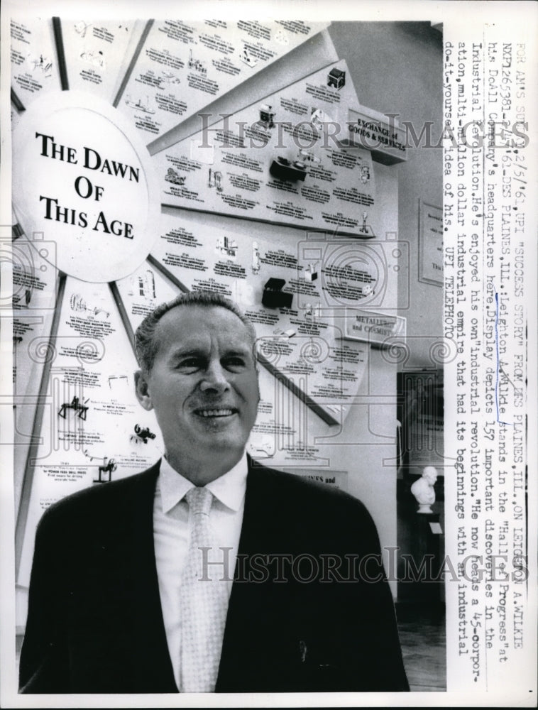 1961 Press Photo Leighton Wilkie Stands In The Hall Of Progress At DoAll Co HQ - Historic Images