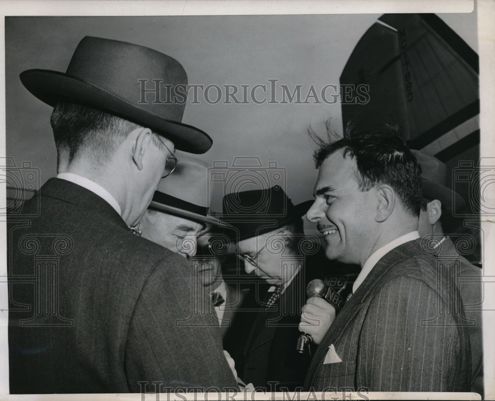 1948 Press Photo Gov.Thomas Dewey greeted reporters at Chicago Municipal Airport - Historic Images