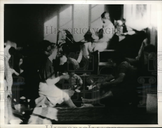 1941 Press Photo People Shown in Emergency Quarters During Kapanese Raid on HI-Historic Images