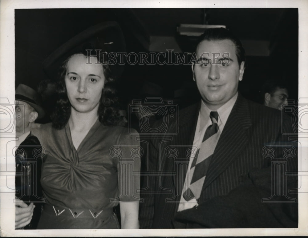 1943 Press Photo Philip Frank Mancuso, Wife at US District Court in Philadelphia - Historic Images